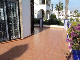 Dörrar från vardagsrummet till den stora och soliga terrassen.