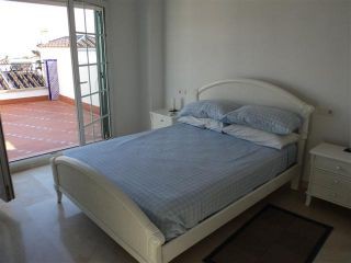 Det stora sovrummet finns en trappa upp och har ett eget toalett/duschrum och utgång  till en privat terrass