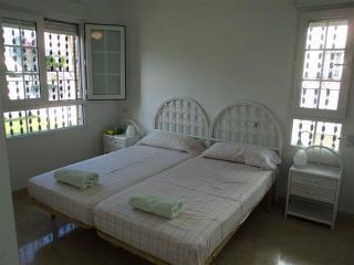 I éntreplanet finns två stycken sovrum med enkelsängar.